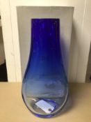 A LARGE LIBERA BLUE ART GLASS FREEFORM VASE WITH ORIGINAL BOX APPROX 34CM IN HEIGHT