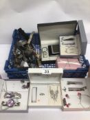 A COLLECTION OF MIXED VINTAGE COSTUME JEWELLERY AND LADIES/MEN'S WATCHES SOME BOXED, INCLUDES