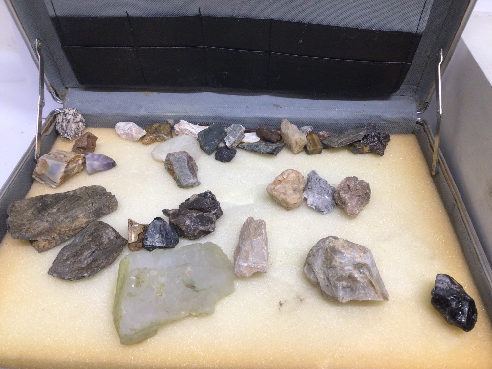 A COLLECTION OF SEMI-PRECIOUS STONES/MINERALS IN A DRAWER AND CASE INCLUDES QUARTZ, CRYSTALS, - Image 4 of 6