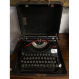 A VINTAGE CASED UNDERWOOD TYPRWRITER