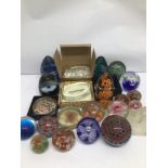 A COLLECTION OF VINTAGE PAPERWEIGHTS, SOME INCLUDES LINDSHAMMER, A SOLID BRASS PAPERWEIGHT (BOXED)
