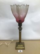 A VINTAGE BRASS TABLE LAMP APPROX 41CM