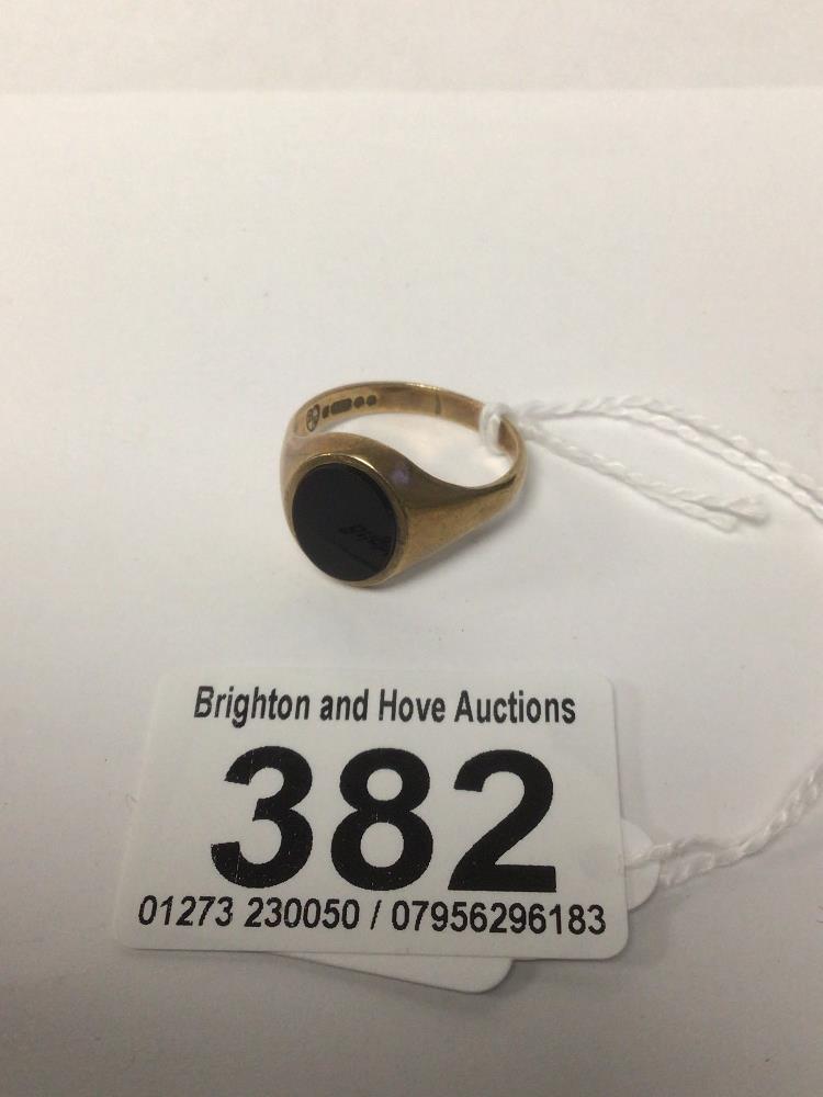 A GENTS' 9CT GOLD HALLMARKED SIGNET RING WITH BLACK ONYX TOTAL WEIGHT IS APPROX 4.1G