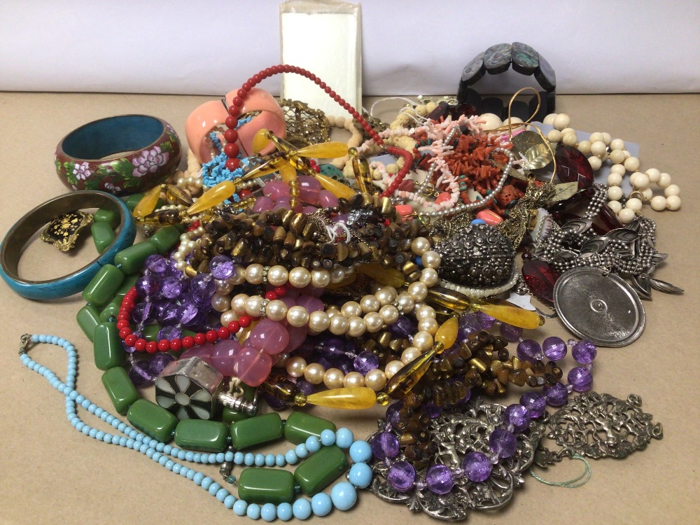 MIXED VINTAGE COSTUME JEWELLERY