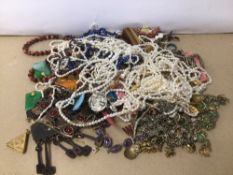 A MIXED COLLECTION OF COSTUME JEWELLERY