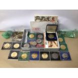 A COLLECTION OF MIXED COINAGE AND MEDALLIONS, SOME INCLUDING MINT AND COMMEMORATIVE COINS