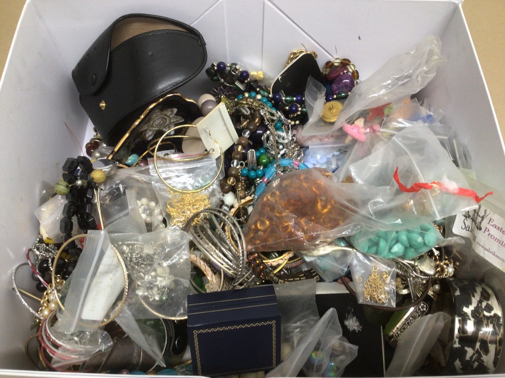 A LARGE MIXED COLLECTION OF VINTAGE COSTUME JEWELLERY, SOME BOXED, INCLUDES NECKLACES, SOME FAUX - Image 2 of 2