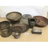 A MIXED COLLECTION OF VINTAGE METALWARE, INCLUDES BRASS, COPPER, AND SILVER PLATE