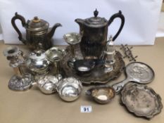 A VINTAGE COLLECTION OF MIXED SILVER PLATED AND WHITE METAL DISHWARE ITEMS, INCLUDES TELESCOPIC