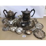 A VINTAGE COLLECTION OF MIXED SILVER PLATED AND WHITE METAL DISHWARE ITEMS, INCLUDES TELESCOPIC