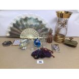 A MIXED VINTAGE COLLECTION OF COLLECTABLES, INCLUDES COSTUME JEWELLERY, PAPERWEIGHTS AND MORE