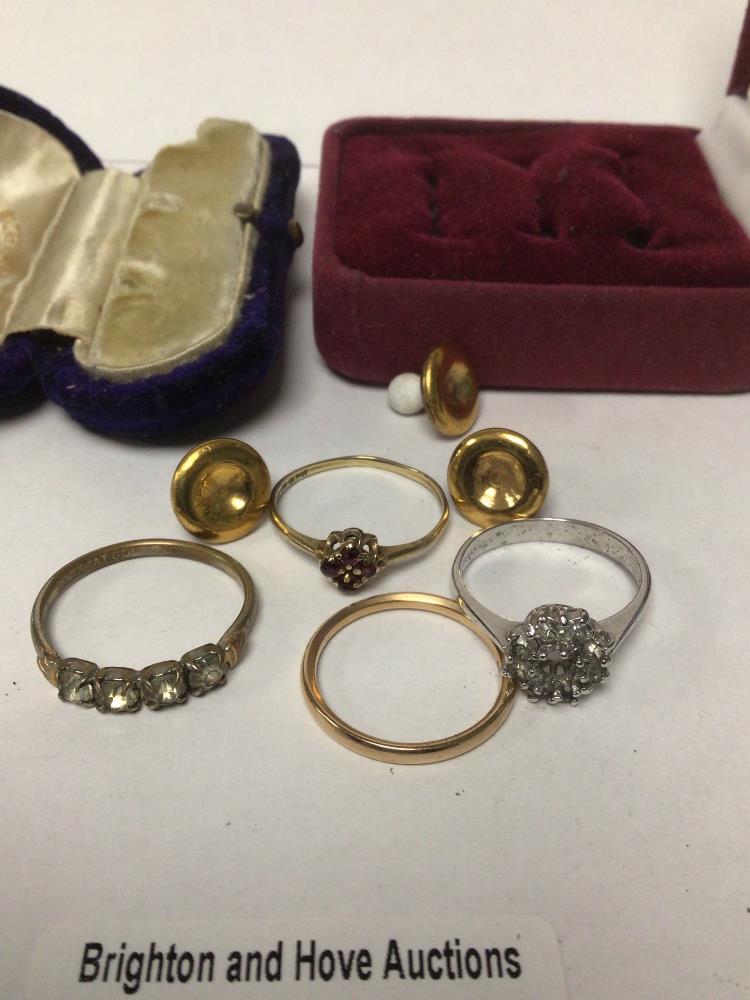 A COLLECTION OF VINTAGE JEWELLERY TO INCLUDE TWO 9CT GOLD RINGS, OTHERS A/F 9.09G - Image 2 of 3