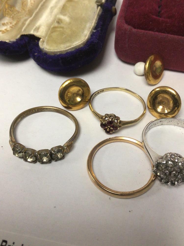 A COLLECTION OF VINTAGE JEWELLERY TO INCLUDE TWO 9CT GOLD RINGS, OTHERS A/F 9.09G - Image 3 of 3