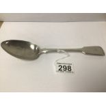 A GEORGE III HALLMARKED SILVER TABLESPOON BY ROBERT HENNELL 22.5CM, 69G