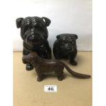 A VINTAGE NUTCRACKER OF A DOG WITH TWO CERAMIC DOGS, LARGEST 20CM