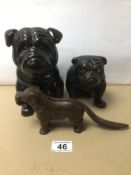 A VINTAGE NUTCRACKER OF A DOG WITH TWO CERAMIC DOGS, LARGEST 20CM