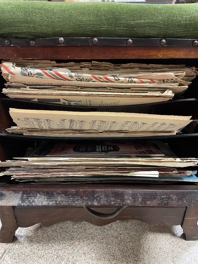 A VINTAGE MAHOGANY PIANO STOOL WITH STORAGE AND SHEET MUSIC - Image 3 of 13