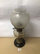 A VINTAGE BRASS OIL LAMP, 53CM IN HEIGHT