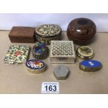 A MIXED COLLECTION OF COMPACTS, CASES AND PAPIER-MACHE BOXES