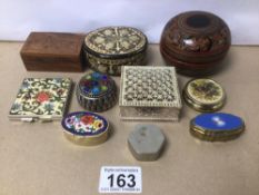 A MIXED COLLECTION OF COMPACTS, CASES AND PAPIER-MACHE BOXES