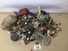 A COLLECTION OF VINTAGE COSTUME JEWELLERY