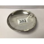 A HALLMARKED SILVER ARTS'N'CRAFTS HAMMERED CIRCULAR BONBON DISH ON SCROLL FEET, LONDON 1916, 124G,