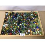A LARGE QUANTITY OF MIXED VINTAGE MARBLES