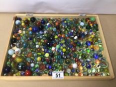 A LARGE QUANTITY OF MIXED VINTAGE MARBLES