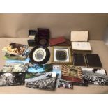 A SMALL BOX OF MIXED COLLECTABLES, INCLUDES A BRONZE PRIZE MEDAL, A PRAYER BOOK, AND MORE