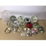 A MIXED COLLECTION OF MAINLY GLASS PAPERWEIGHTS, INCLUDES ONE HADELAND