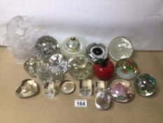A MIXED COLLECTION OF MAINLY GLASS PAPERWEIGHTS, INCLUDES ONE HADELAND