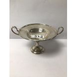 AN EDWARDIAN HALLMARKED SILVER CIRCULAR PEDESTAL BONBON DISH WITH SCROLL HANDLES, 12CM, 13G