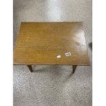 A SMALL GORDON RUSSELL OAK TABLE, 59 X 42 X25CM