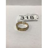 A LADIES YELLOW METAL BUCKLE RING, 2.5G