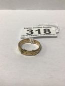 A LADIES YELLOW METAL BUCKLE RING, 2.5G