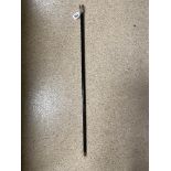 AN EBONISED WALKING STICK WITH A HALLMARKED SILVER TOP, 91CM