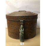 A LARGE VINTAGE METAL HAT DEED DRUM TIN BOX / STORAGE CASE, WITH HANDLE AND TASSEL 43CM X 34CM