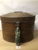 A LARGE VINTAGE METAL HAT DEED DRUM TIN BOX / STORAGE CASE, WITH HANDLE AND TASSEL 43CM X 34CM