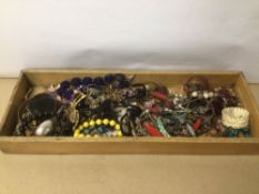 A MIXED COLLECTION OF COSTUME JEWELLERY