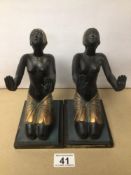 A PAIR OF RESIN KNEELING FIGURES AS BOOKENDS, 20CM