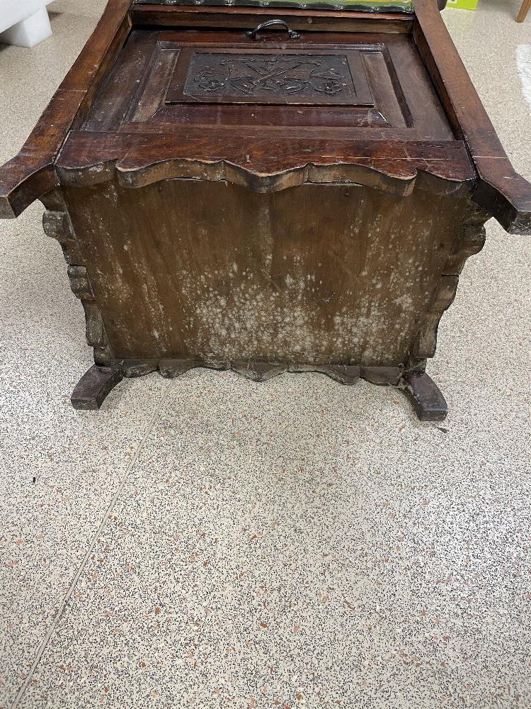 A VINTAGE MAHOGANY PIANO STOOL WITH STORAGE AND SHEET MUSIC - Image 5 of 13