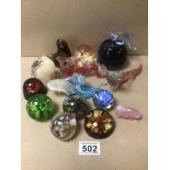 A COLLECTION OF MIXED PAPERWEIGHTS IN GLASS AND PLASTIC, SOME INCLUDES LABELS TO BASE, TINO LUVIE