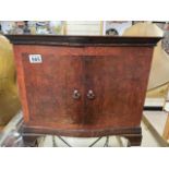 A VINTAGE MAHOGANY SMALL TWO DOOR CUPBOARD BOW FRONTED 50 X 43 X 30CM