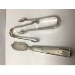 A GEORGE II HALLMARKED SILVER BUTTER KNIFE & TWO PAIRS OF HALLMARKED SILVER SUGAR TONGS, 78G