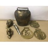 A MIXED COLLECTION OF VINTAGE METAL WARE INCLUDING MAINLY BRASS AND A WHITE METAL INCLUDES SMALL