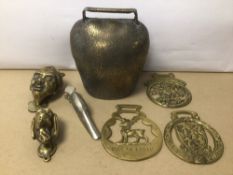 A MIXED COLLECTION OF VINTAGE METAL WARE INCLUDING MAINLY BRASS AND A WHITE METAL INCLUDES SMALL