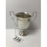 A HALLMARKED SILVER CUP BY WALKER & HALL, BIRMINGHAM 1922, 60G