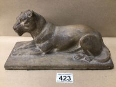 A STONE CARVED SCULPTURE OF A SEATED LIONESS 27 X 11CM