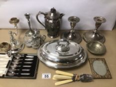 A MIXED BOX OF SILVER PLATED ITEMS INCLUDES CANDLESTICKS, PHOTO FRAME AND MORE