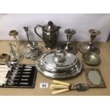 A MIXED BOX OF SILVER PLATED ITEMS INCLUDES CANDLESTICKS, PHOTO FRAME AND MORE